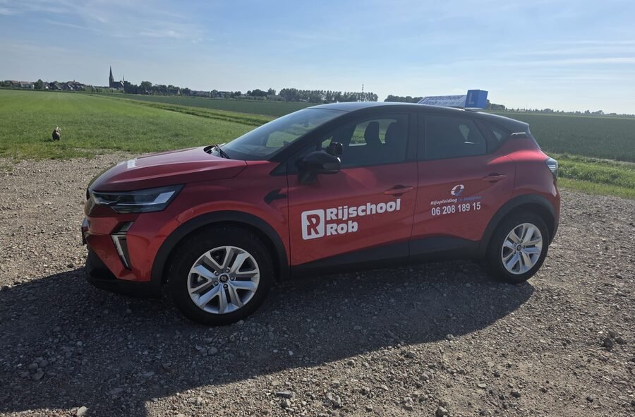 De nieuwe rode Renault Captur automaat van Rijschool Rob