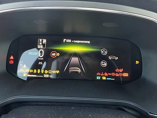 Het digitale dashboard van de lesauto met rijhulpsystemen